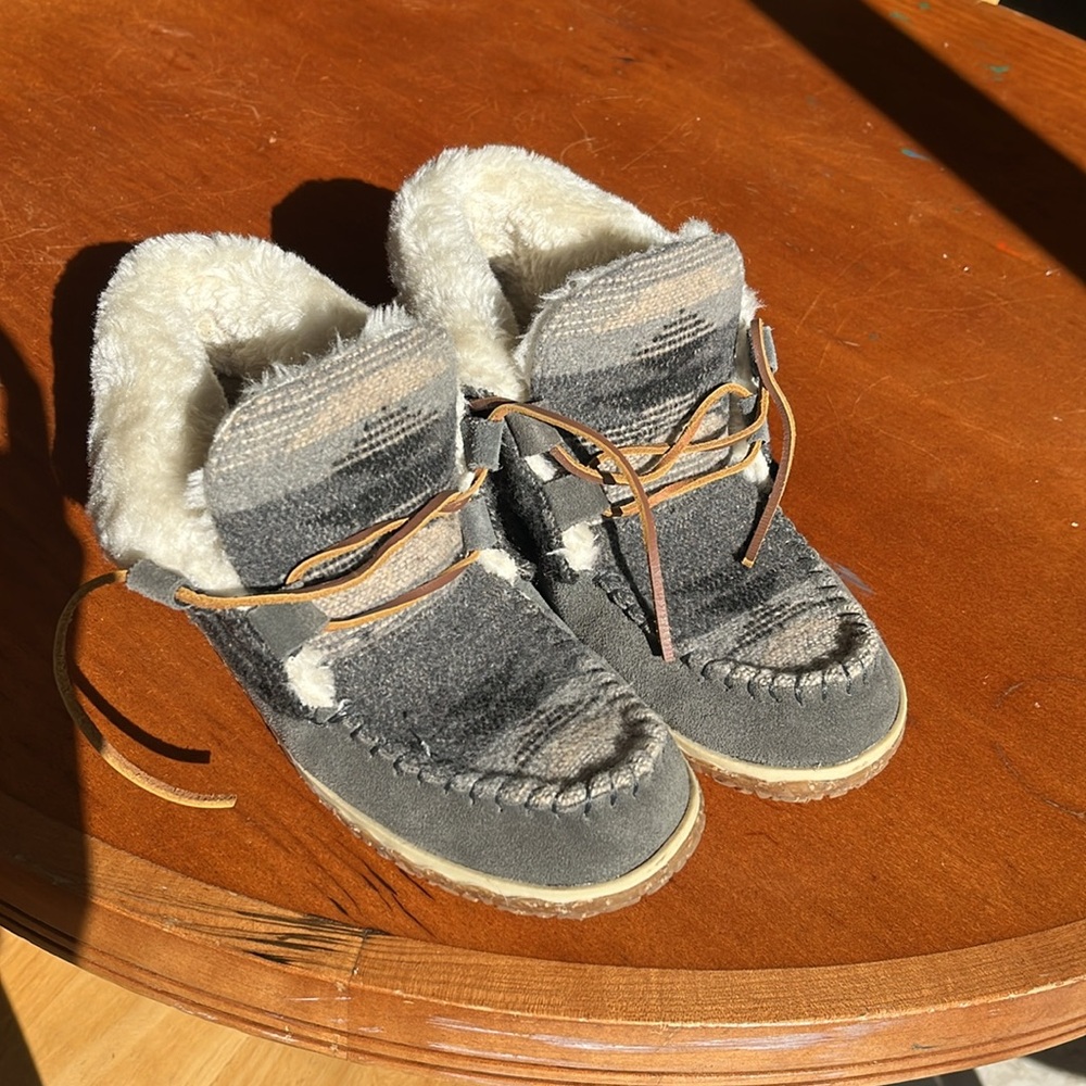 Minnetonka Aztec Slipper Shoe-Size 9m